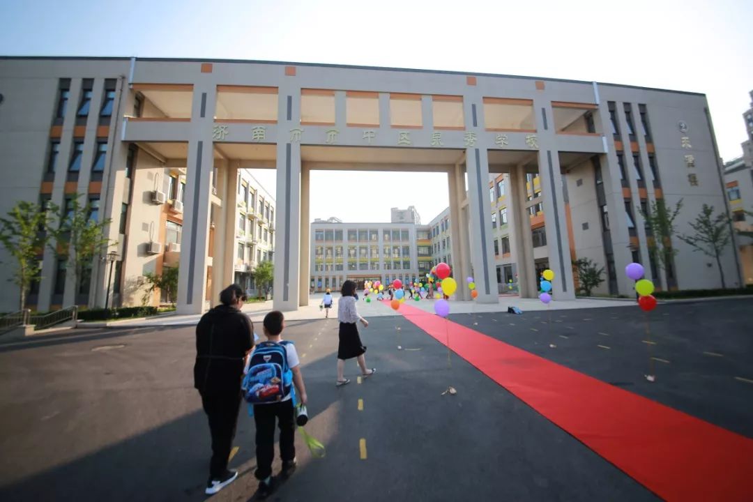 为新的征程加油打气9月2号泉秀小学举行了盛大