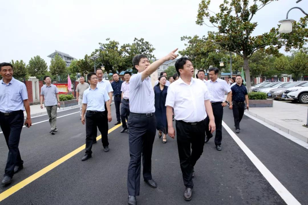 钱文波校长向于市长一行介绍了该校的发展历程和办学