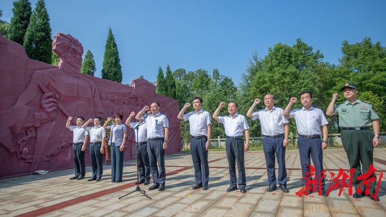 當天上午,大家首先來到夏明翰廣場,在莊嚴肅穆的夏明翰烈士浮雕前