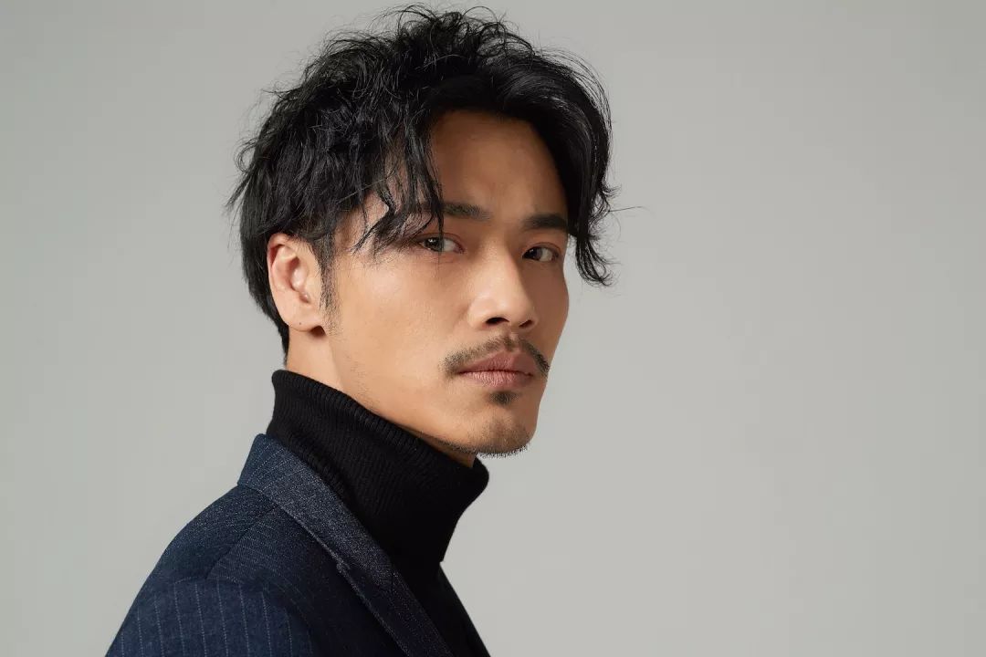 薛皓文深蓝西装沉稳雅致目光深邃彰显绅士气质