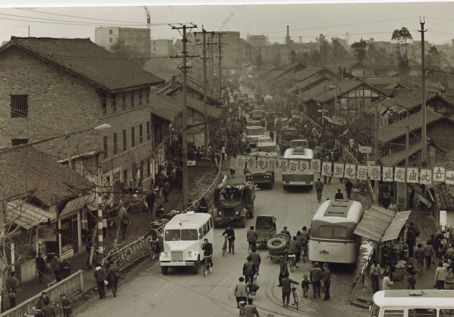 沉醉在过去的成都,醒来发觉爱她更甚_东大街