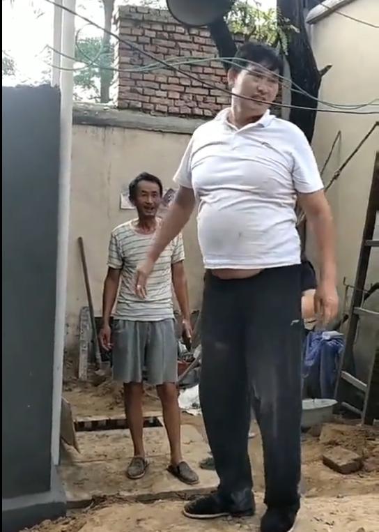 原创朱之文近照严重发福肚腩实力抢镜衣服都撑开了