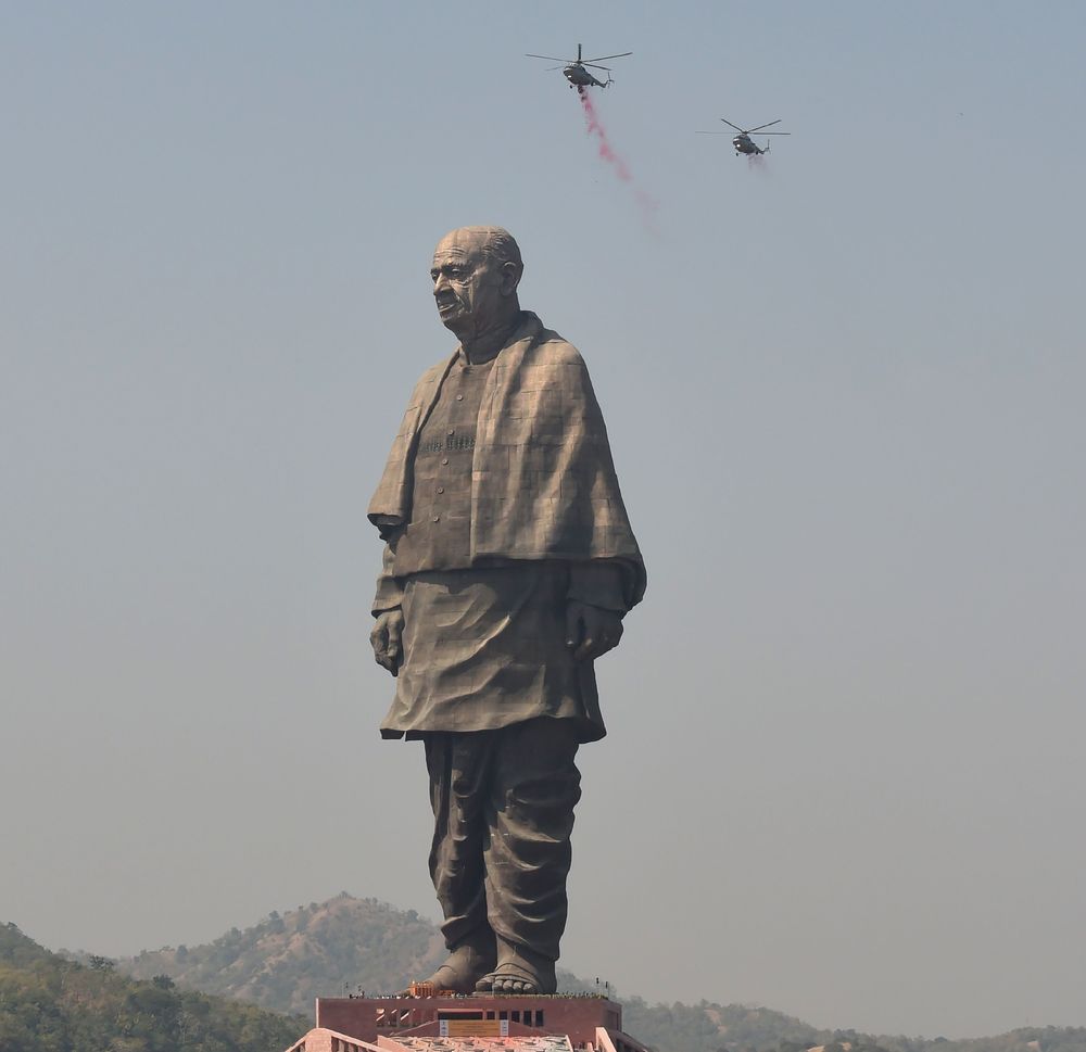 史上最疯狂追星花30亿给偶像建雕像如今建成240米高全球第一