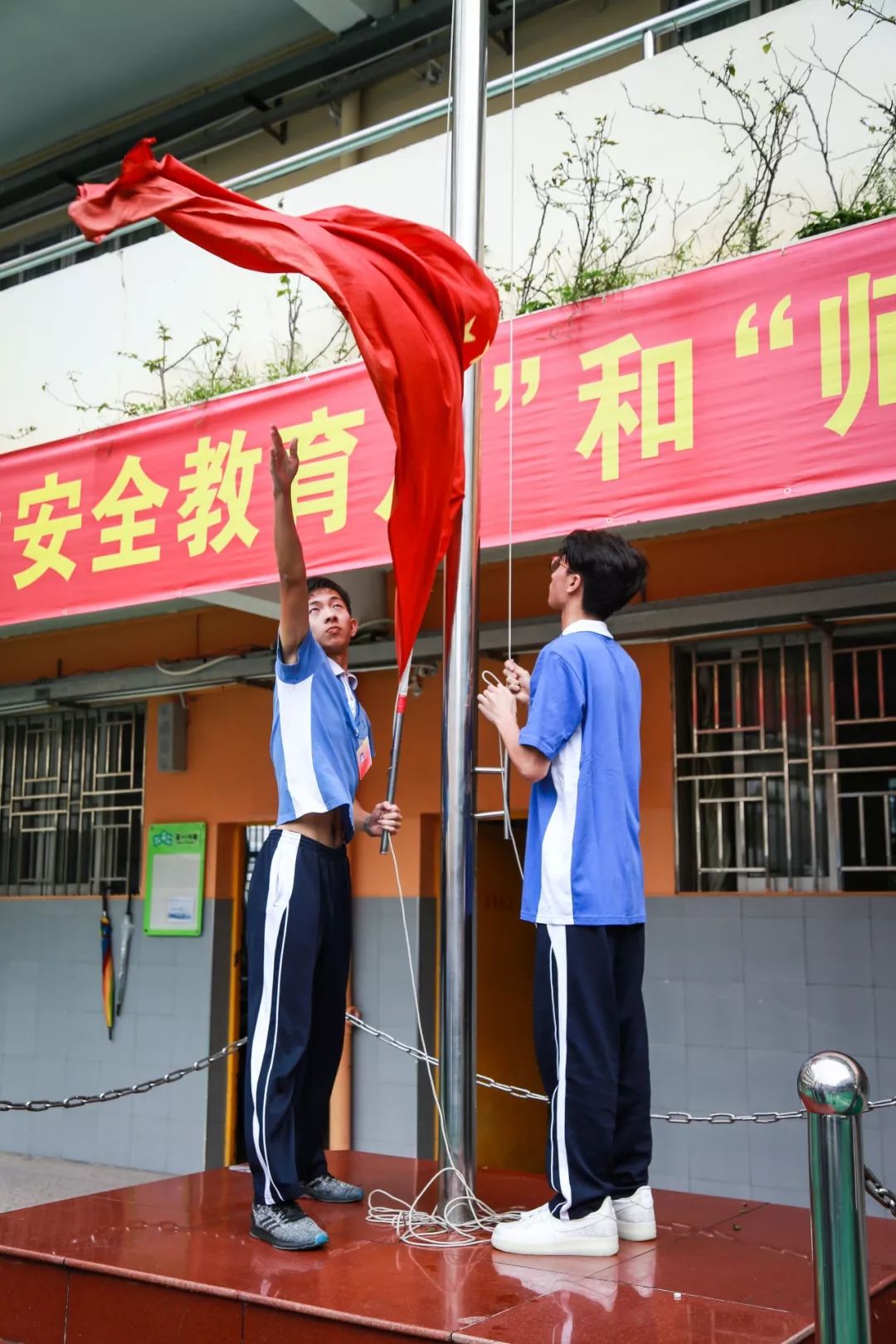 东升学校隆重举行开学典礼暨安全教育月师德师风教育月启动仪式