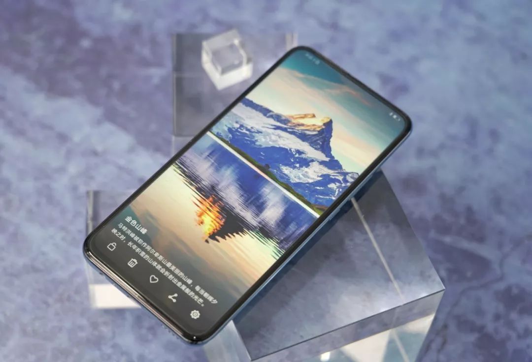 手机屏显示效果很细腻,据说还采用了"华为阳光屏"技术,拿到强光下屏幕