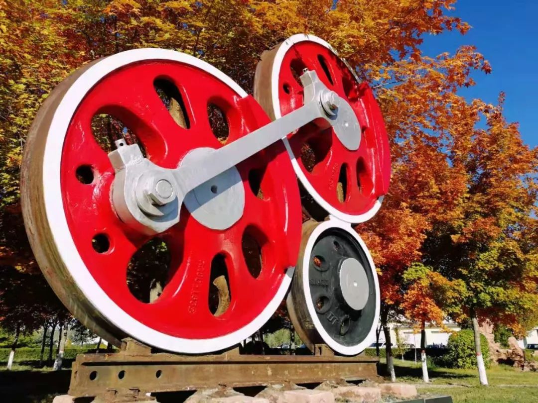 蒸汽机车轮雕塑中国铁路呼和浩特局集团有限公司大板机务段办公楼前