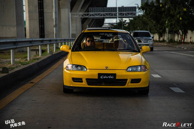 嗯嗯,我认为这是"改装车"!本田思域eg