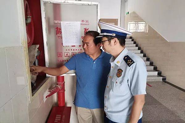 盘龙区副区长成钢带队调研学校秋季开学消防安全工作