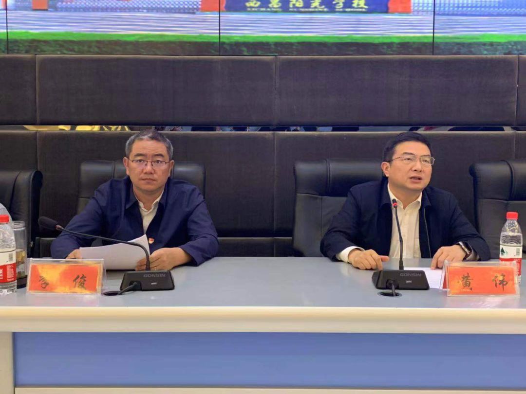 校长国培项目办主任郭垒,市委书记李俊以及来自全国各地到西昌支教的
