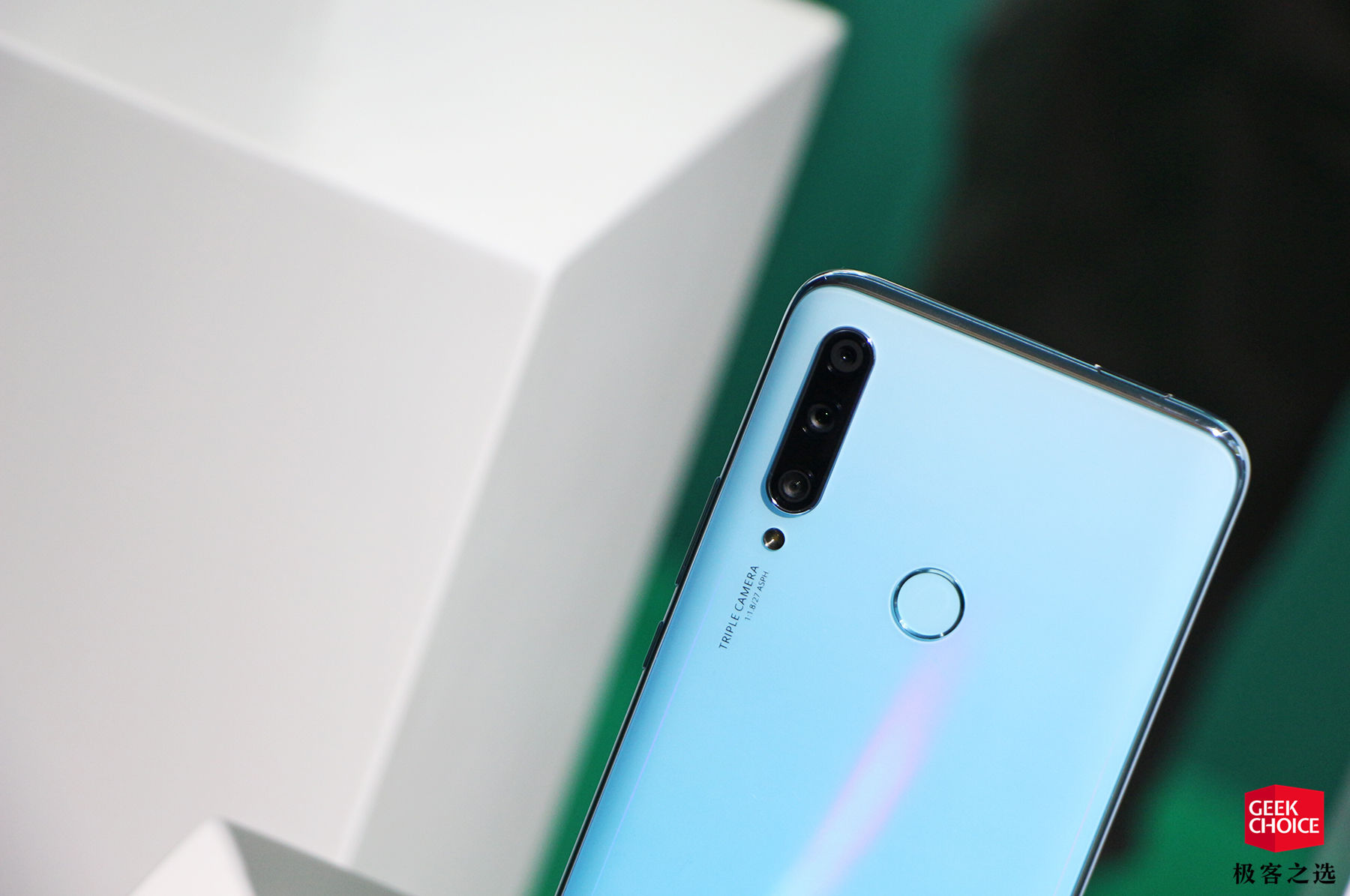 华为畅享 10 plus 现场图赏:采用升降摄像头,提供多种配色可选