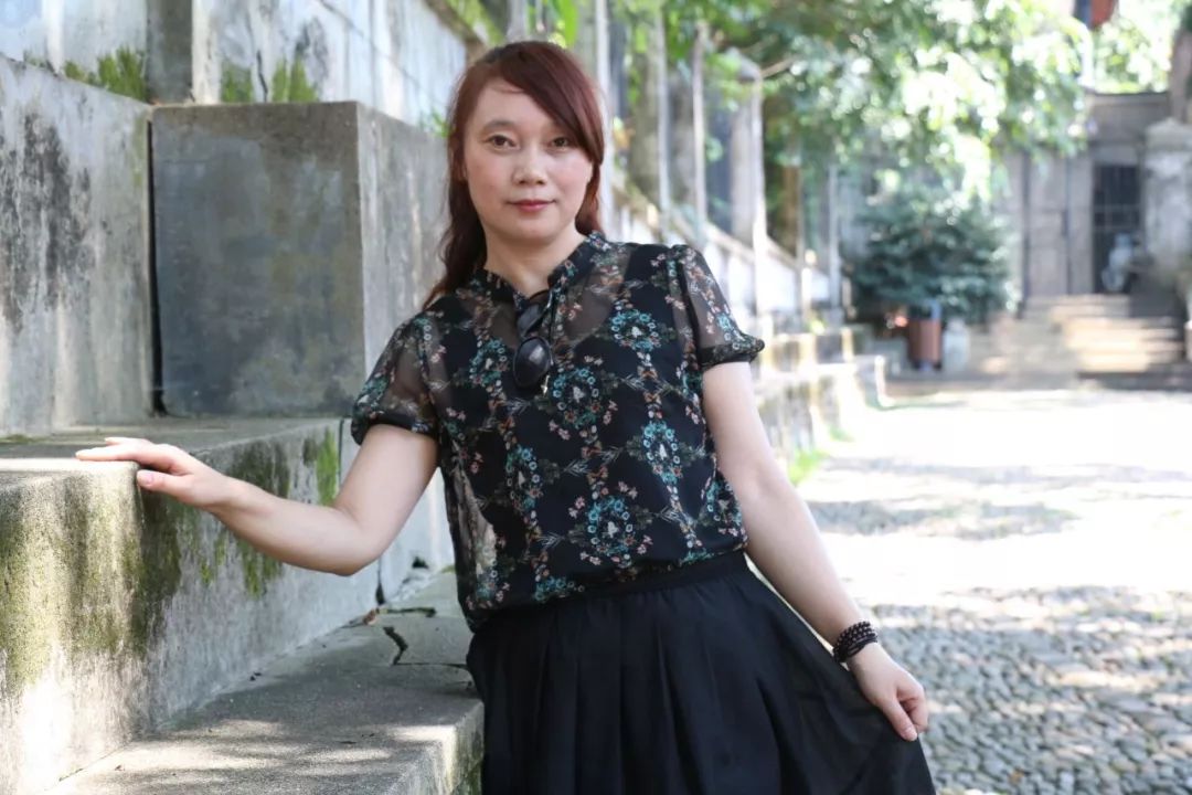 她每天省吃俭用,还要扛起家庭的全部重担,照顾女儿和婆婆.