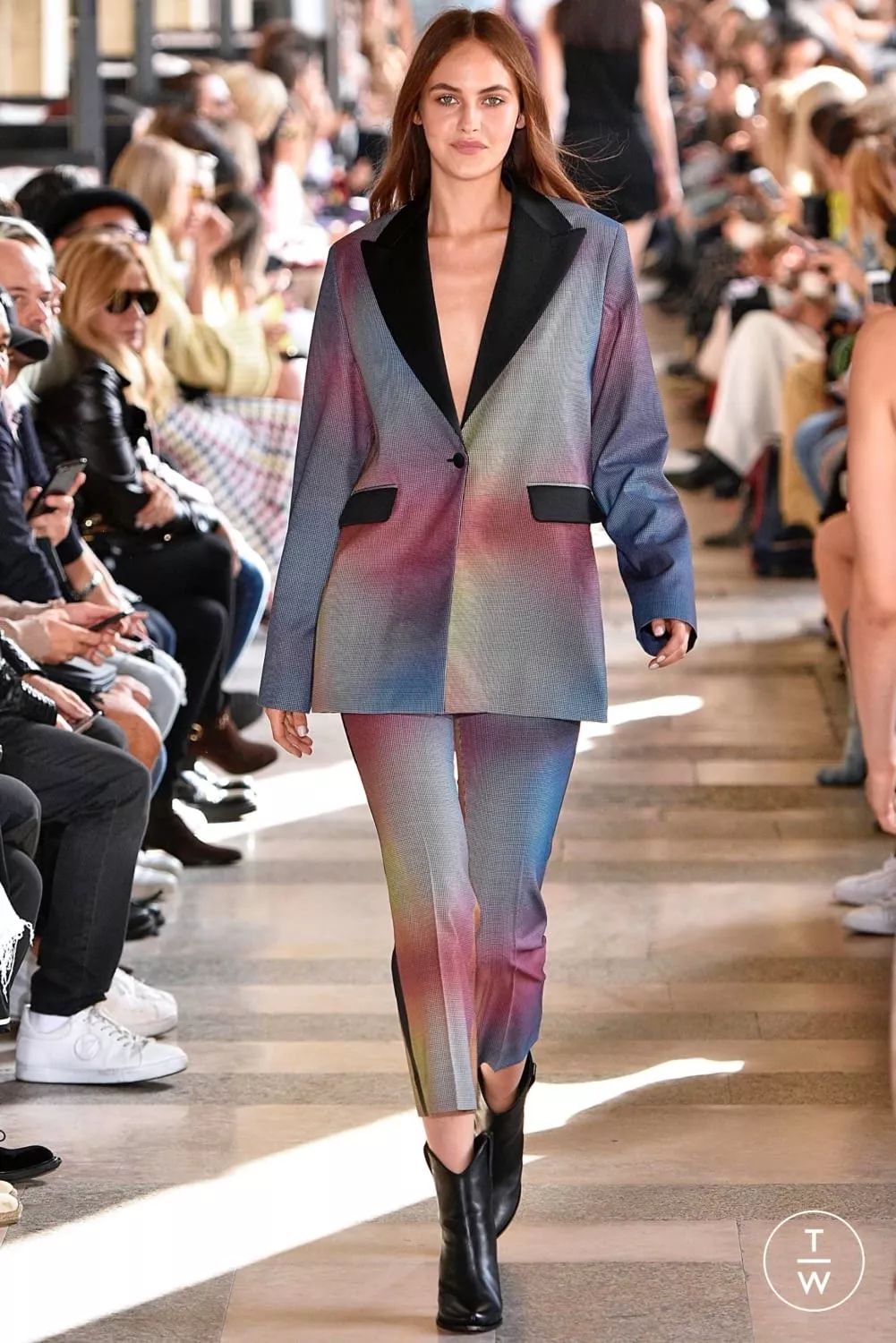 韵律(rhythm)韵律指规律的反复,而产生柔和的动感.