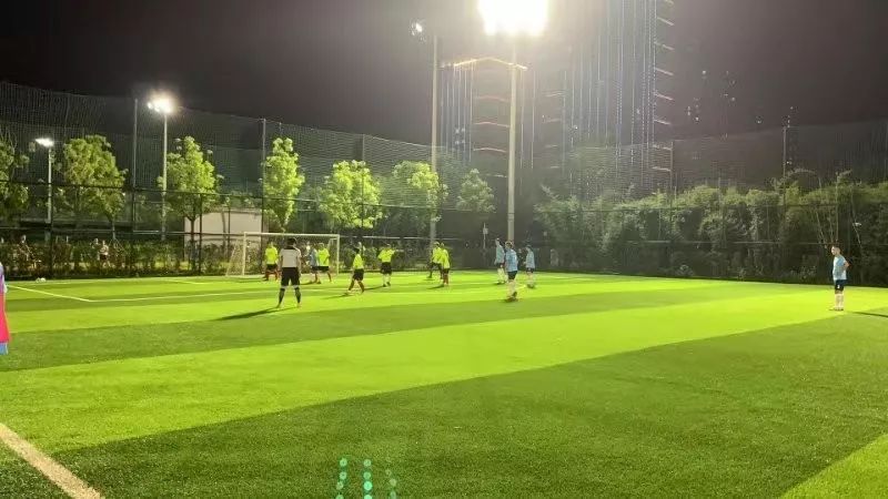 社区足球赛首轮比赛开打快来看小区居民呼朋唤友像过节