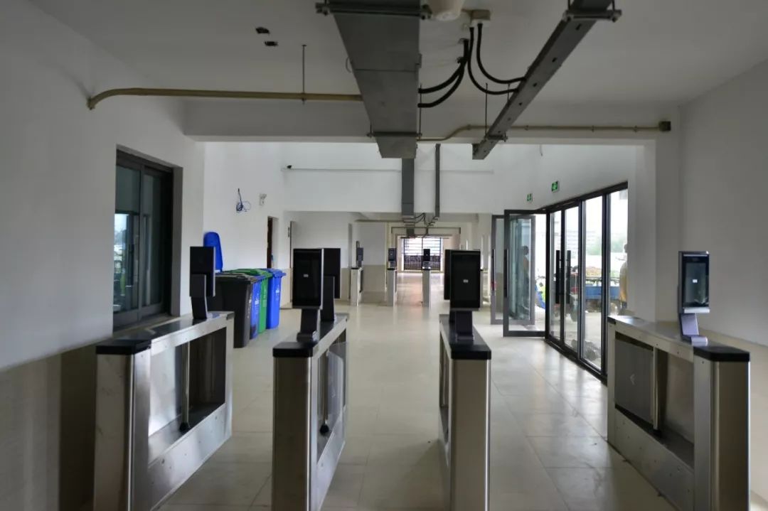 出入宿舍方便快捷然后开启闸机,刷脸通行系统就会自动进行识别进入