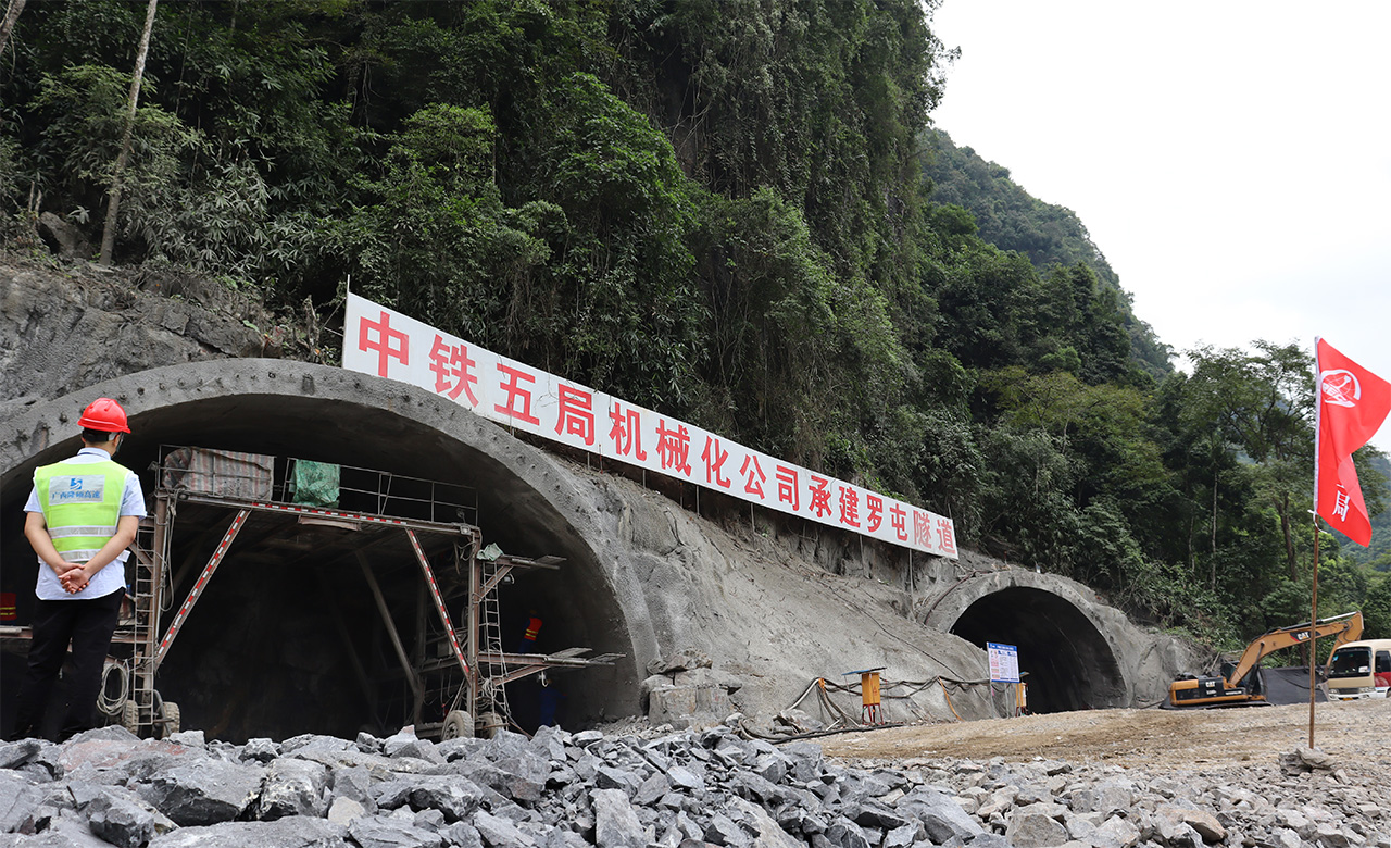 隆硕高速大新县施工图片