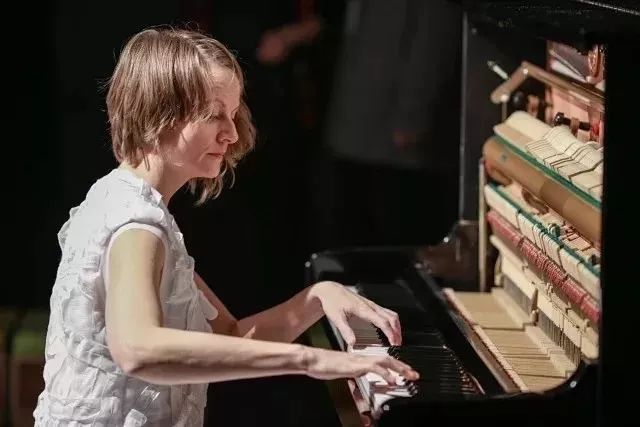 i allegro3. cz.iiivivace4. gymnopedie sports etdivertisements5.