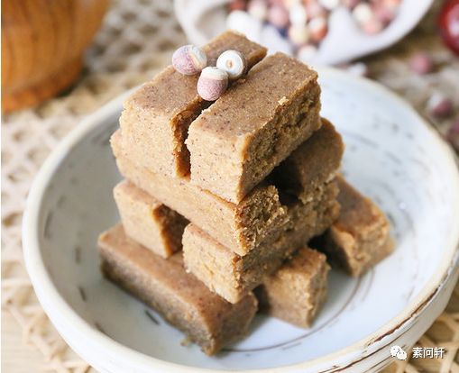 后来慈禧很喜欢吃,慢慢改名为八珍糕,里面的成分主要就是祛湿健脾,补