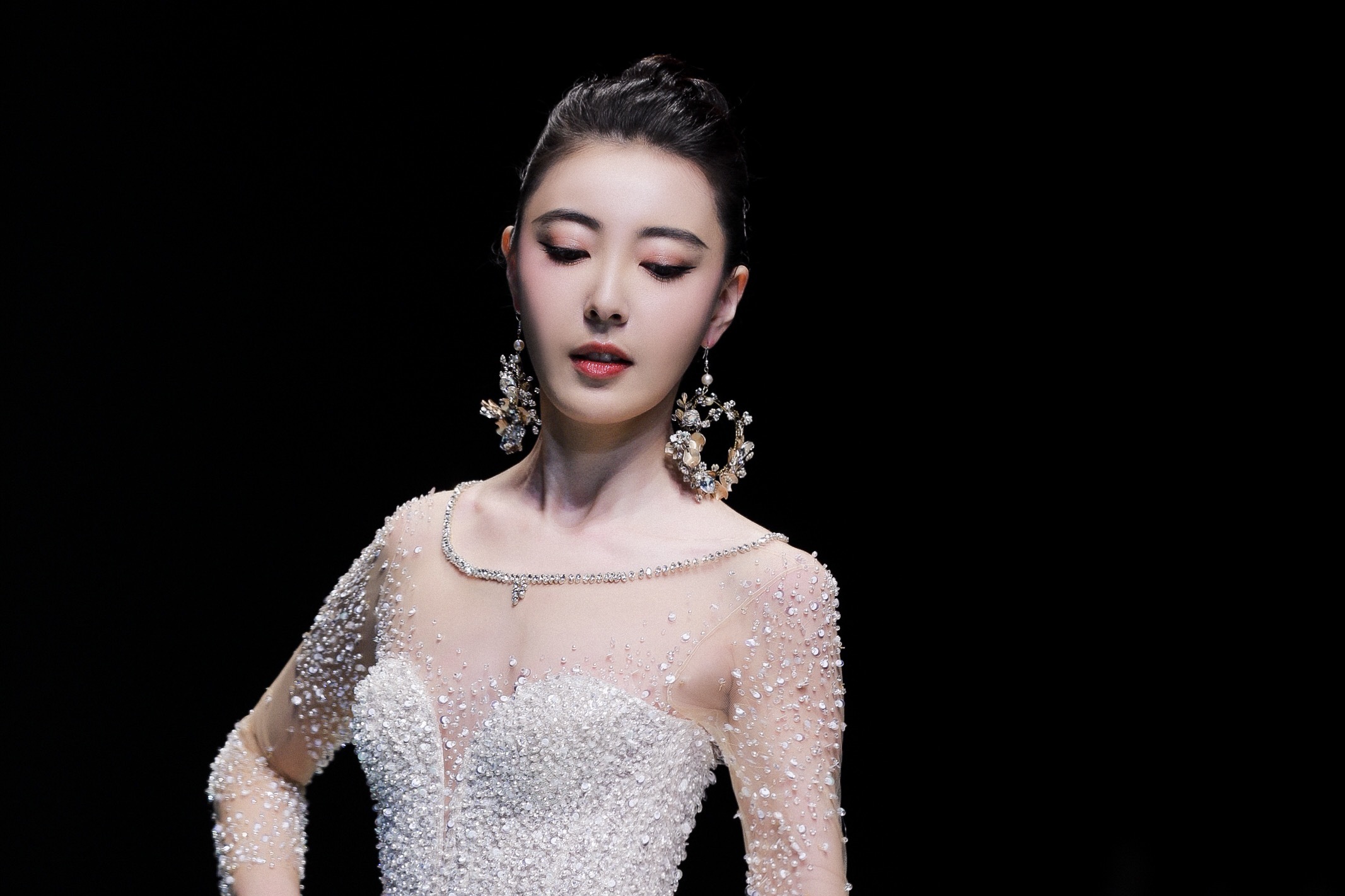 北京时装周米露压轴走秀 美如精灵飘逸灵动