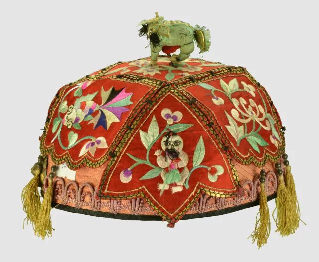 五毒纹童帽20世纪70至80年代▲红缎地富贵长春花卉纹童衣民国山西省