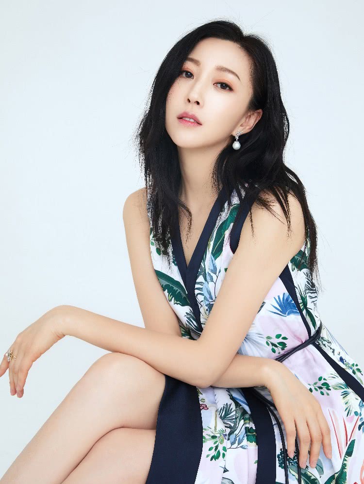 乔卫东的女友小梦绝了穿上黑裙秀身材胡可看完要酸了吧