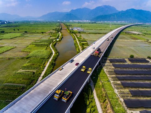 奋战年底通车目标 龙丽温高速文瑞段发起路面施工冲刺