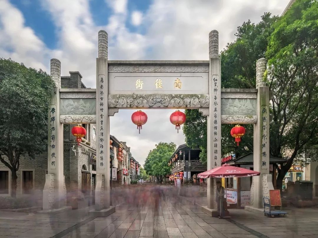 在南后街的 石牌坊上有一对楹联: 文事重名区,记曾笔走他州,书藏旧肆