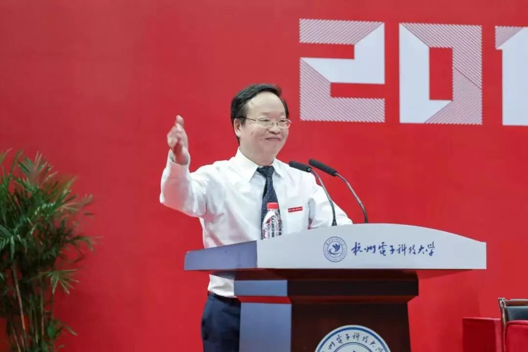 超燃开学典礼今天我与国旗同框
