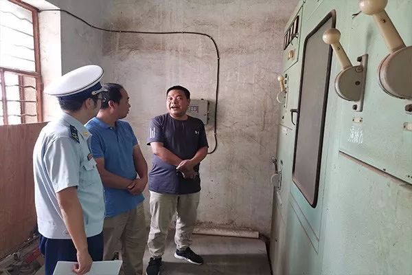 盘龙区副区长成钢带队调研学校秋季开学消防安全工作