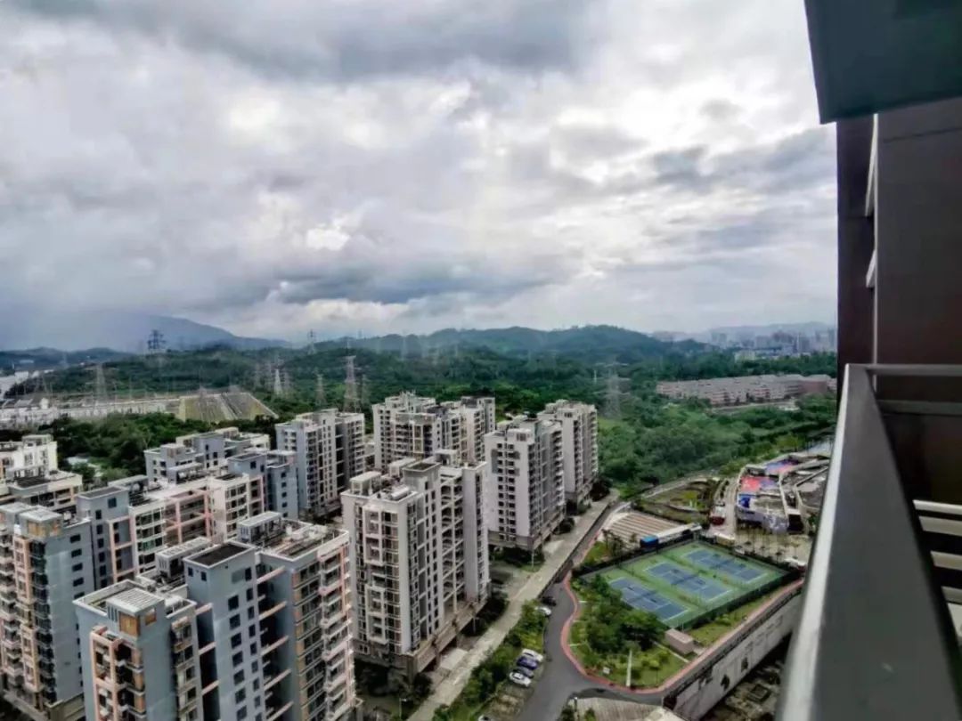 部分户型之外,楼层在15楼以上视野会比较有保障,否则可能窗外会是别人