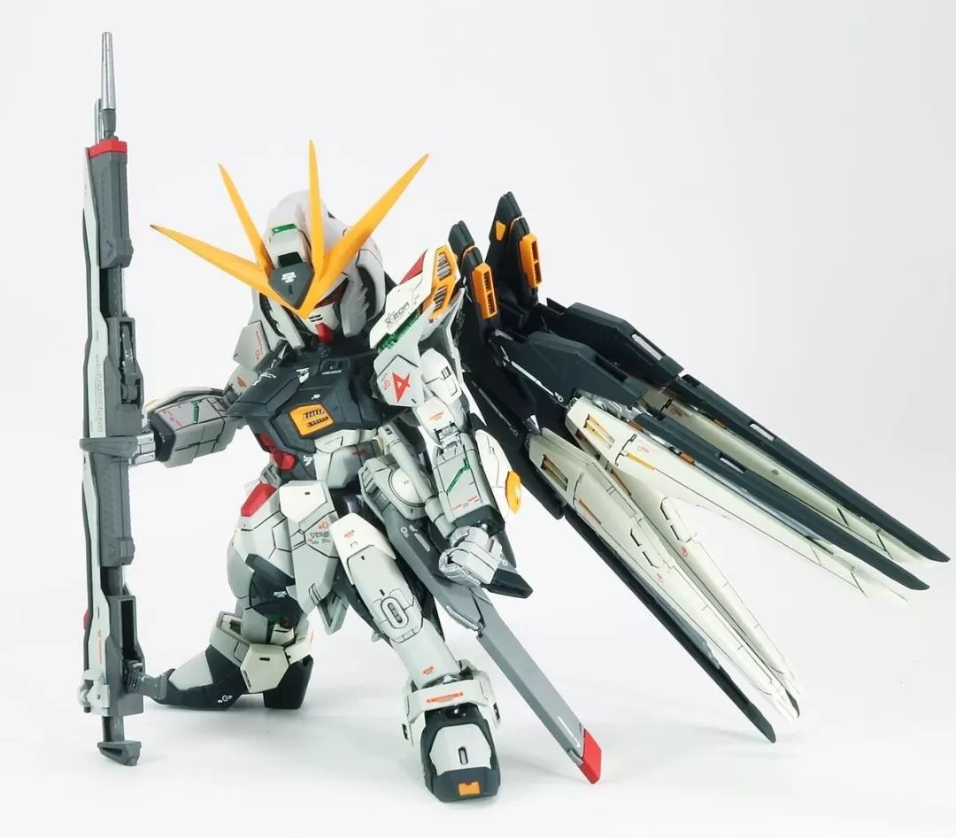 无论是五彩大炮齐射的远战形态还是同时使用两把"超级蝎虎座"光束军刀