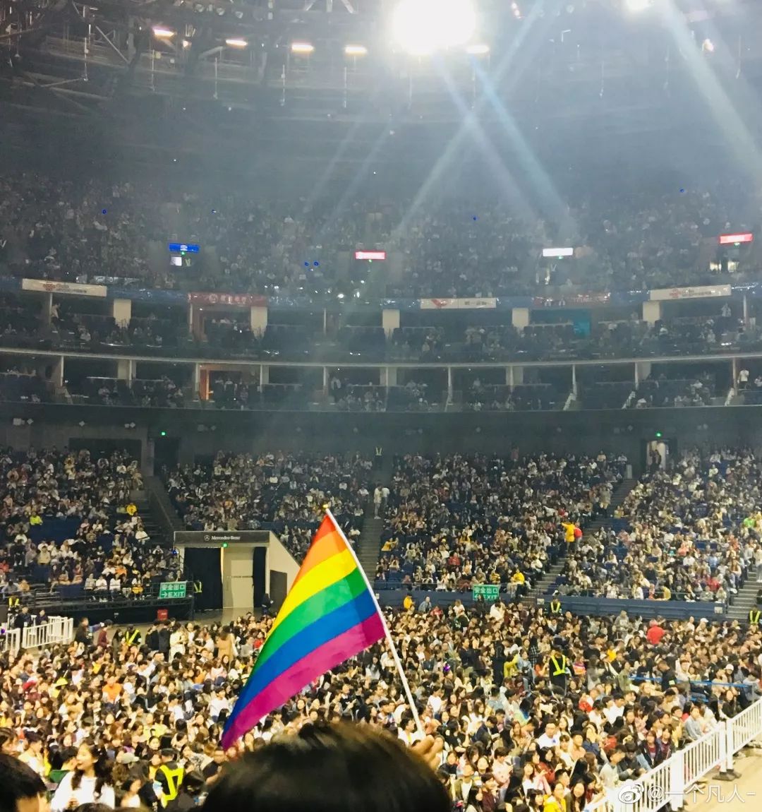 同时,内场也有粉丝挥动了代表同志平权运动六色彩虹旗.