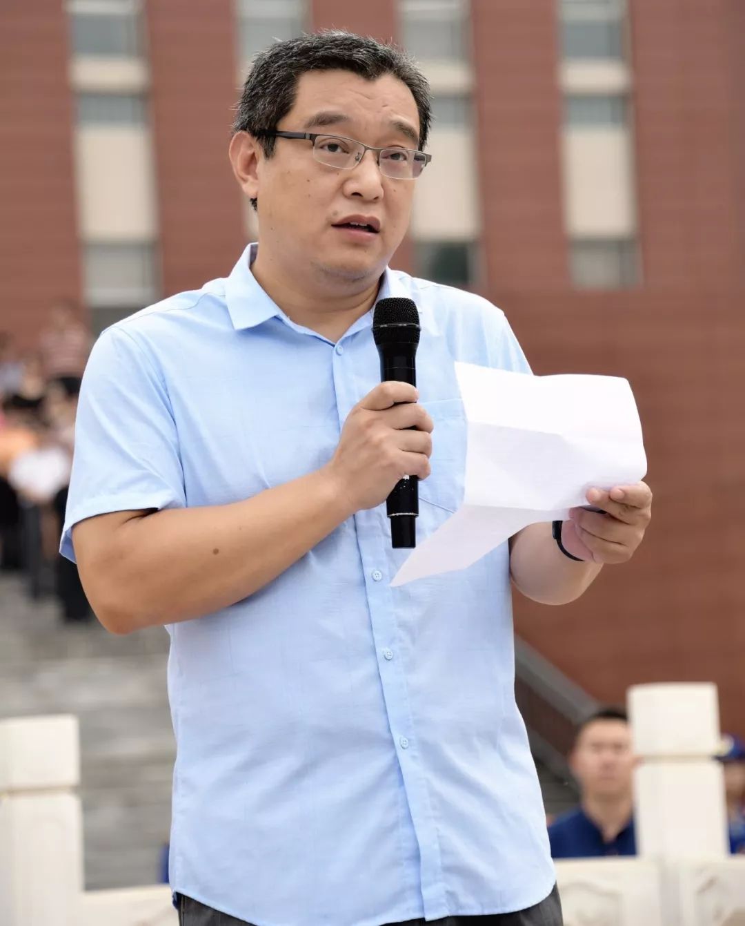 唯有坚持不负梦想杨村一中新学期第一周国旗下讲话