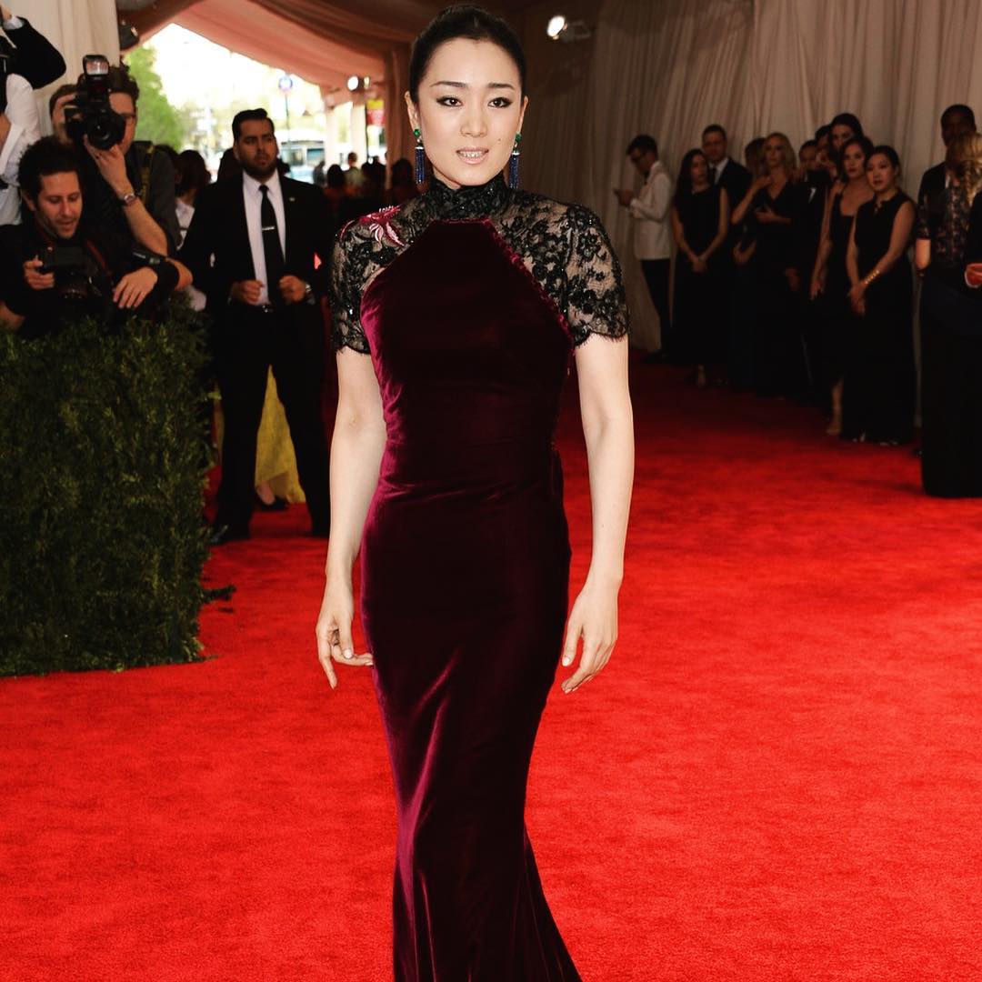 原创巩皇霸气红毯造型上线亮相威尼斯电影节还喜提国外粉丝表白信