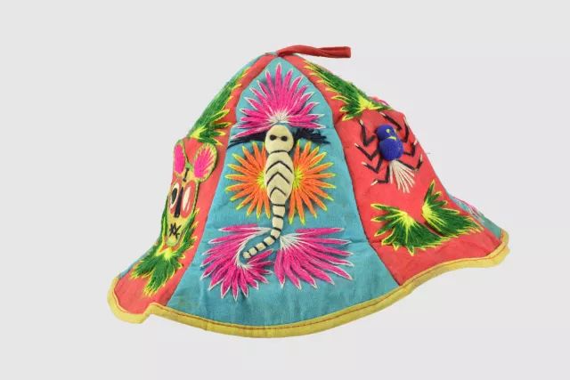 棉布拼接棉线绣五毒纹童帽20世纪70至80年代▲红缎地富贵长春花卉纹