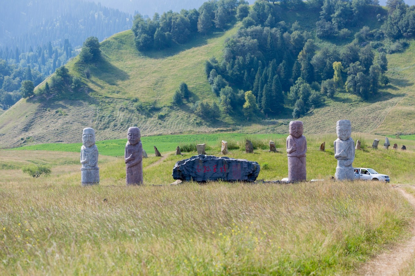 经过2000多年的历史变迁,我们现在能看到的只有他们留下来的乌孙古迹.