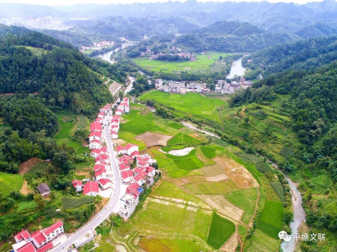 新农村鸟瞰图作者简介:陆龙超,男,布依族,平塘县甲茶镇人,作品散见