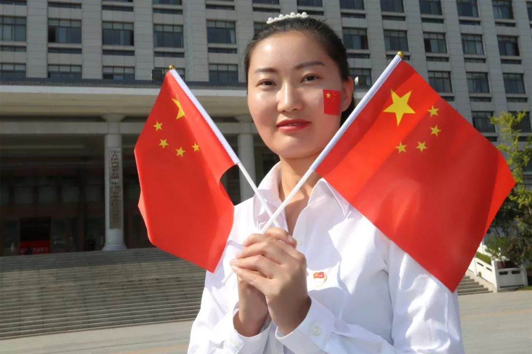 礼赞新中国我和国旗同框