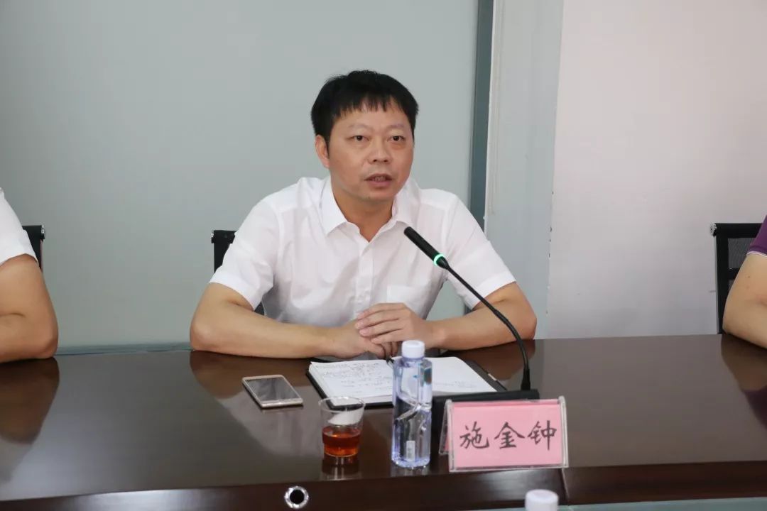 会上,市应急局局长施金钟对两支社会应急救援队伍的工作理念和成绩