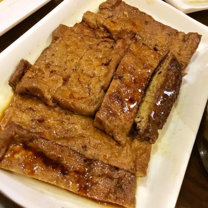 步骤①北豆腐用清水冲洗一下,切成1cm左右的厚片,用厨用纸巾吸去豆腐