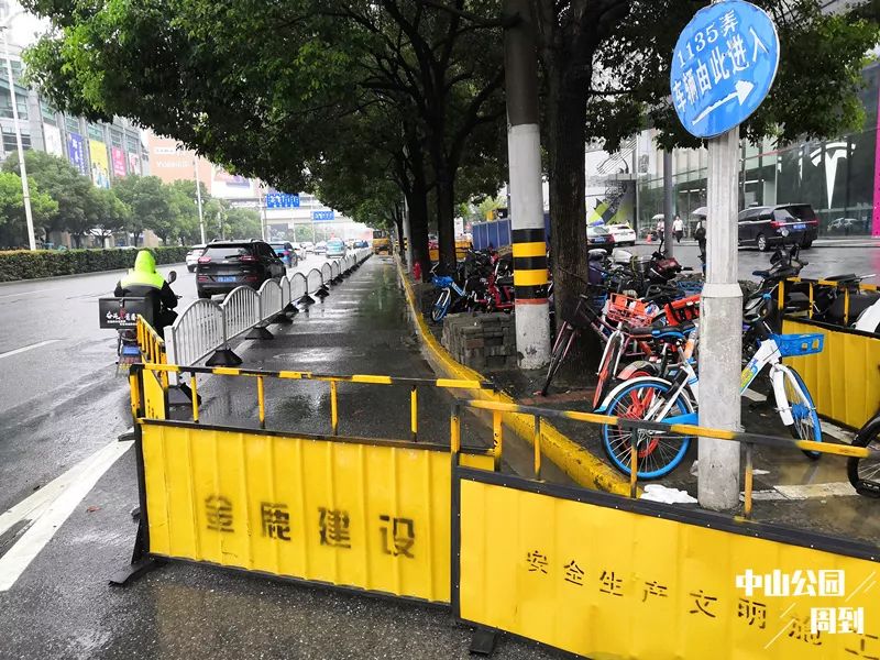 靠近长宁来福士一侧 非机动车道暂时封闭