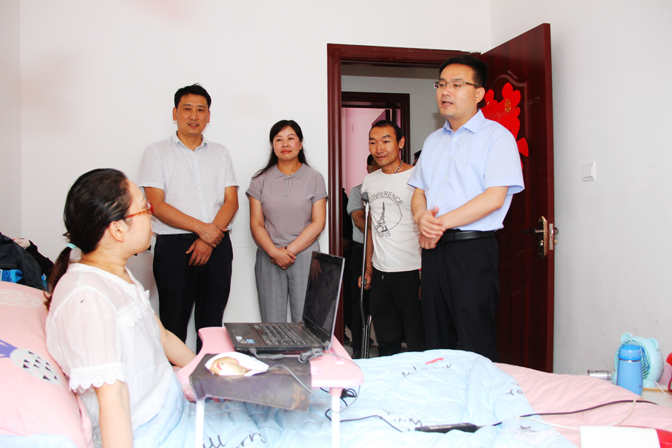 9月4日,县长叶稳太在副县长李妮的陪同下,带领县政府办负责人,到泾洋