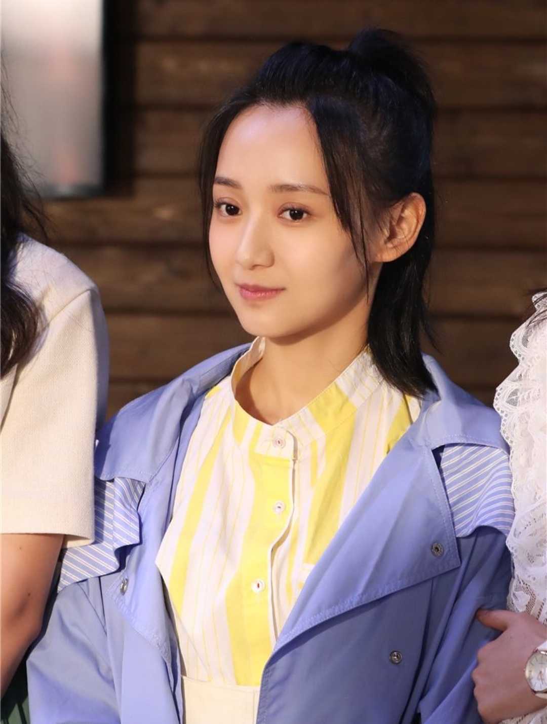 卜冠今/颜晓希本来家境贫寒的她为了帮助父亲洗刷冤屈,愿意自费也要