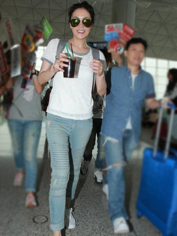 天后王菲造型好低调穿黑色连体裤气场十足50岁素颜状态像30