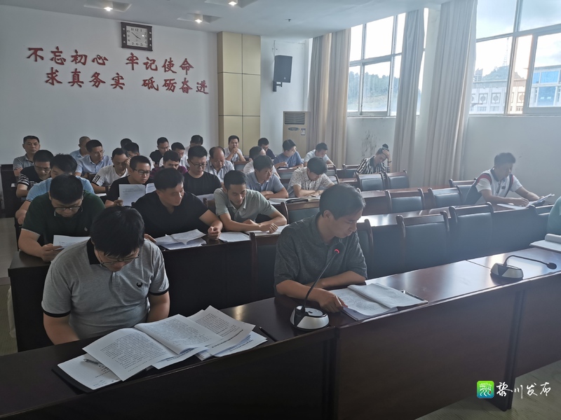 县领导刘平,吴胜兰,张春明,马岖,陈华兴,汤发龙,冯维良出席会议.