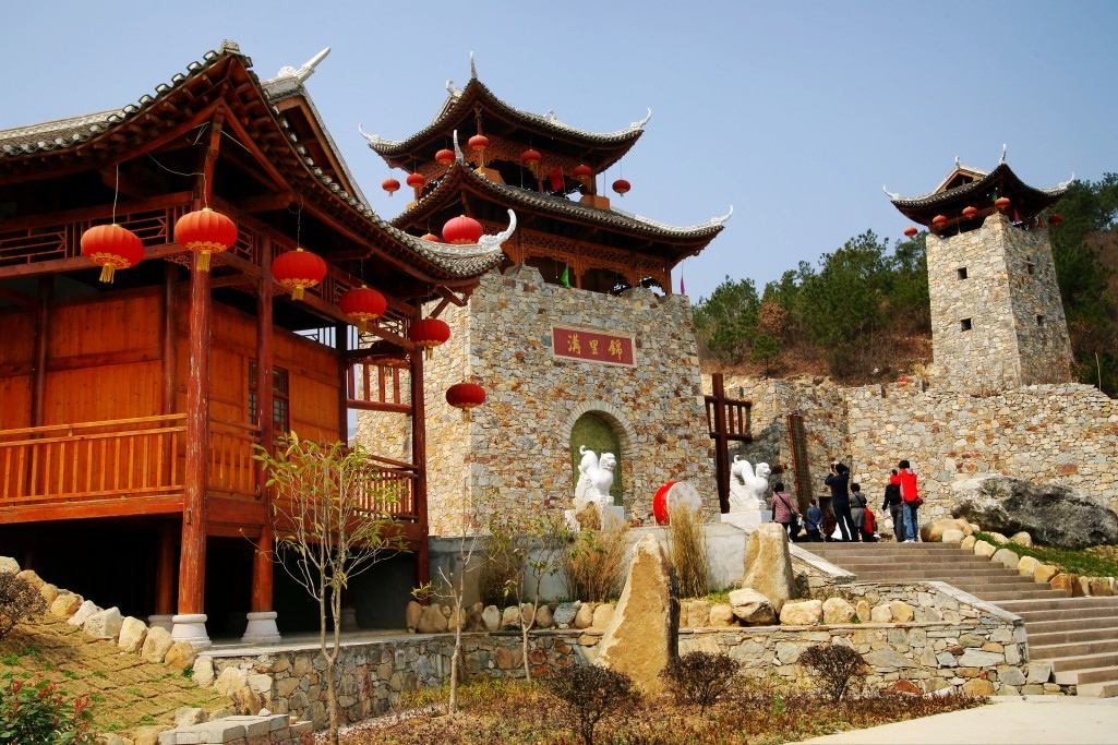 住宿:无用餐:不含交通:往返旅游大巴第一天:武汉-黄陂锦里沟行程安排2