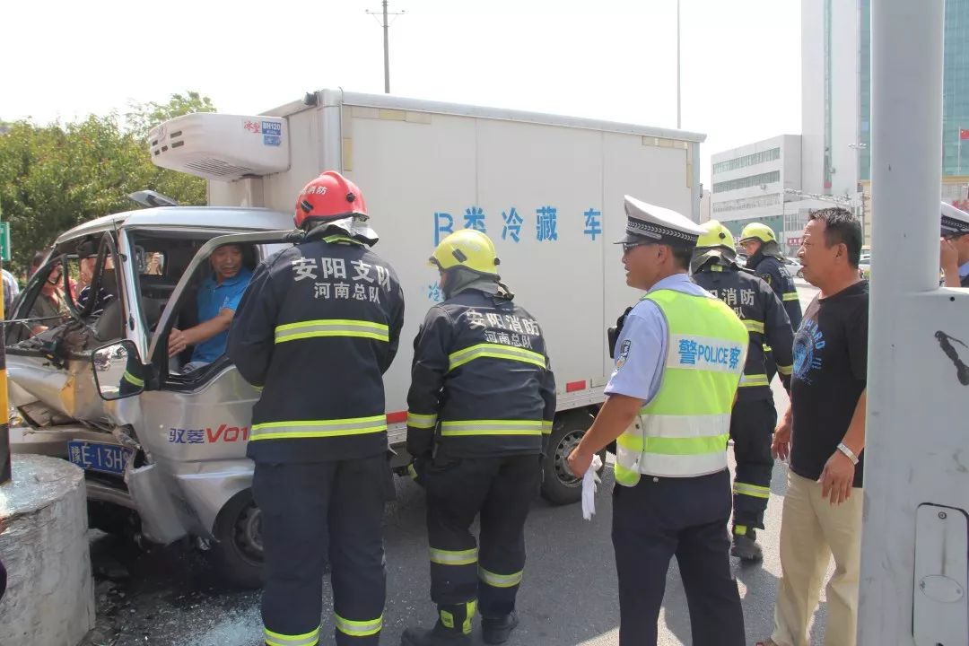 安阳立交桥附近发生车祸!车头撞扁,司机被困