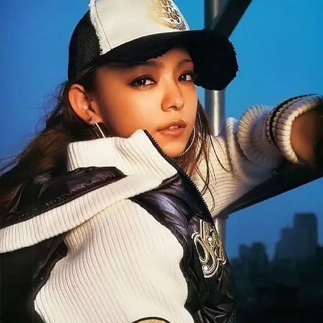 21世纪的亚文化女孩跟她比还差一根手指