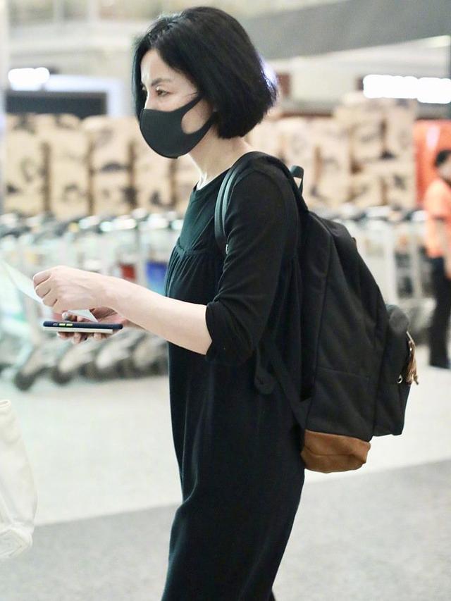 原创新开始王菲现身机场心情大好无名指戒指藏玄机