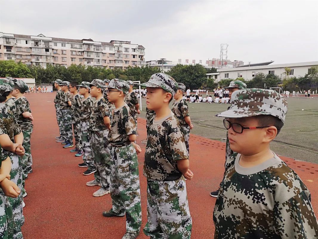 9月2日上午,南充市三原实验学校七年级新生军训开营仪式在学校第三