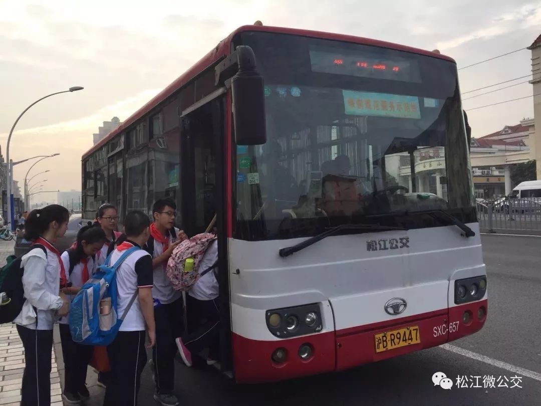 在公交车站,地铁站应排队候车,依次上下车,不拥挤,不争抢座位,做到尊